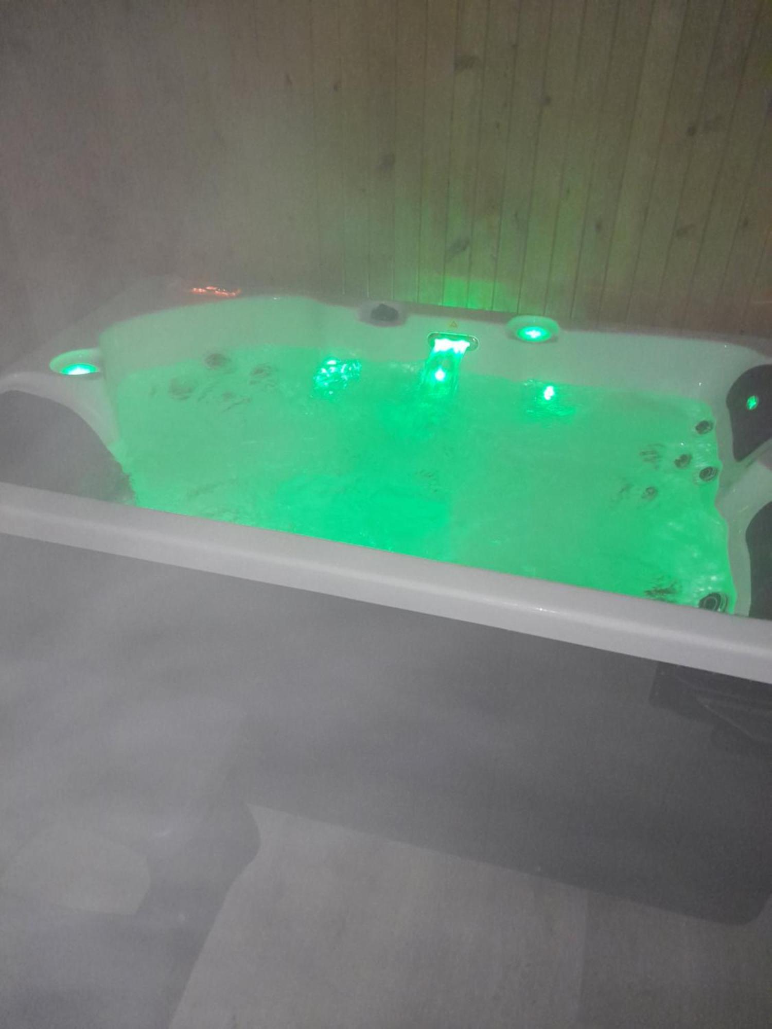 Ben Nevis Manor Lodge & Indoor Private Hot-Tub Fort William Luaran gambar